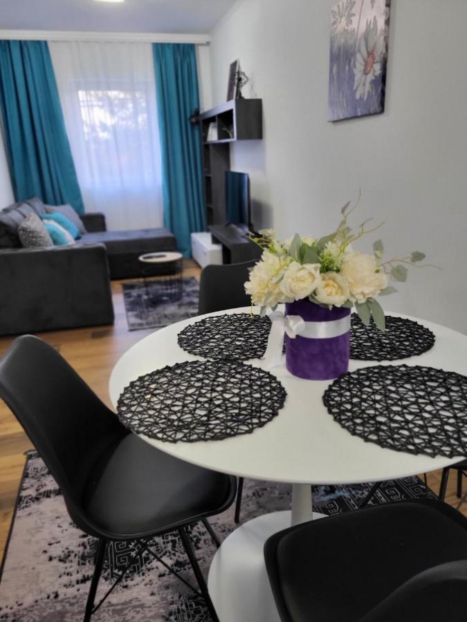 Sky Lux Apartmani Surcin Bagian luar foto