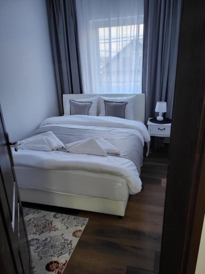 Sky Lux Apartmani Surcin Bagian luar foto